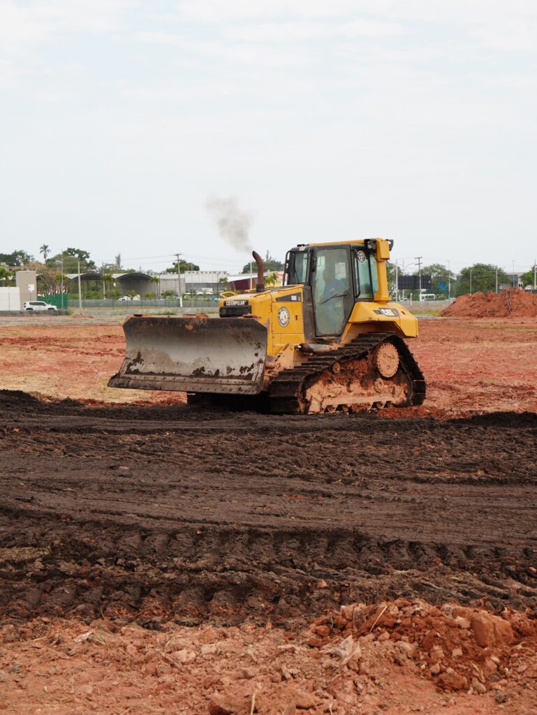Máquinas em operação durante a terraplanagem do terreno do futuro Plaza Maricá em Maricá.