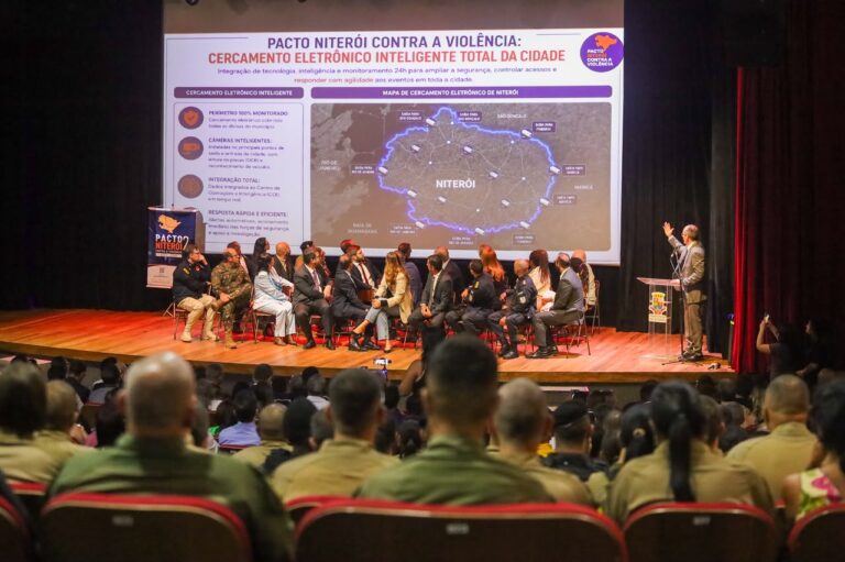 Prefeito de Niterói Rodrigo Neves e secretário nacional de Segurança Pública Chico Lucas em lançamento do Pacto.