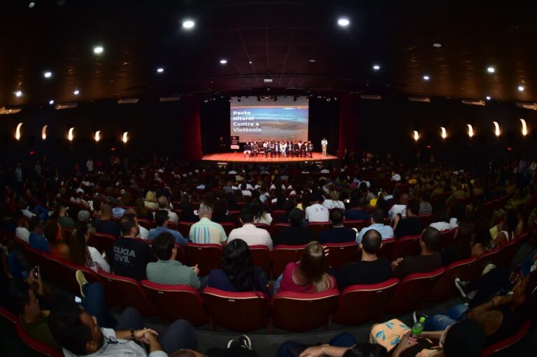 Prefeito Rodrigo Neves e secretário Chico Lucas no lançamento do Pacto Niterói Contra a Violência 2