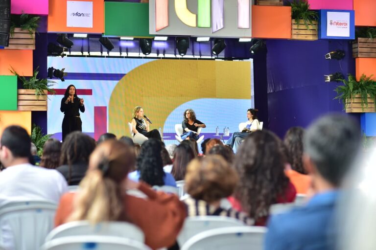 Fernanda Torres em conversa com o público na Festa Literária Internacional de Niterói (FLIN 2026)