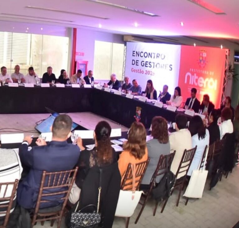 Prefeito Rodrigo Neves em reunião com secretários municipais para discutir metas da cidade