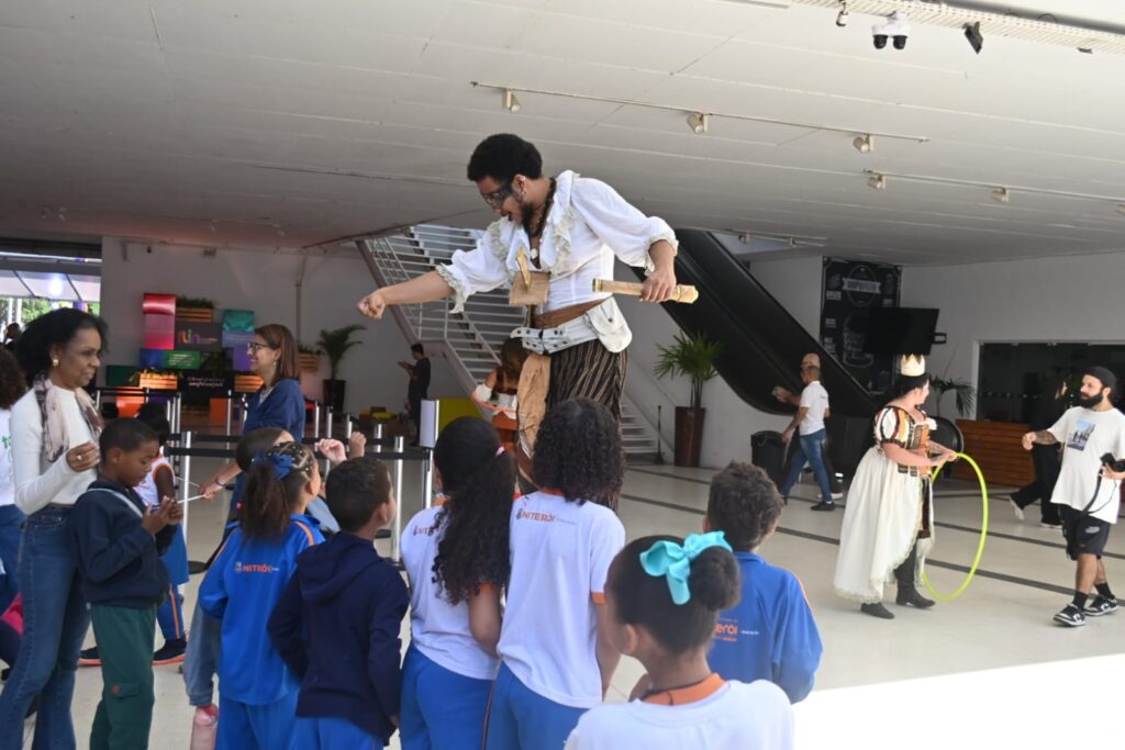 Público participa das atividades da Festa Literária Internacional de Niterói (FLIN 2026), na Reserva Cultural.