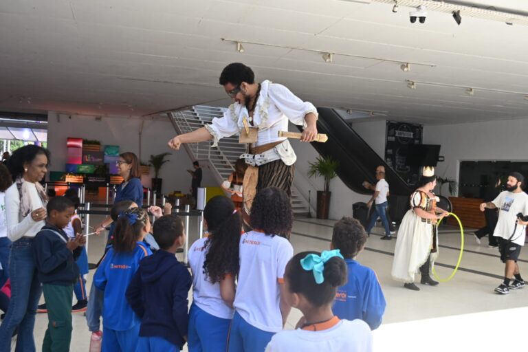 Público participa das atividades da Festa Literária Internacional de Niterói (FLIN 2026), na Reserva Cultural.
