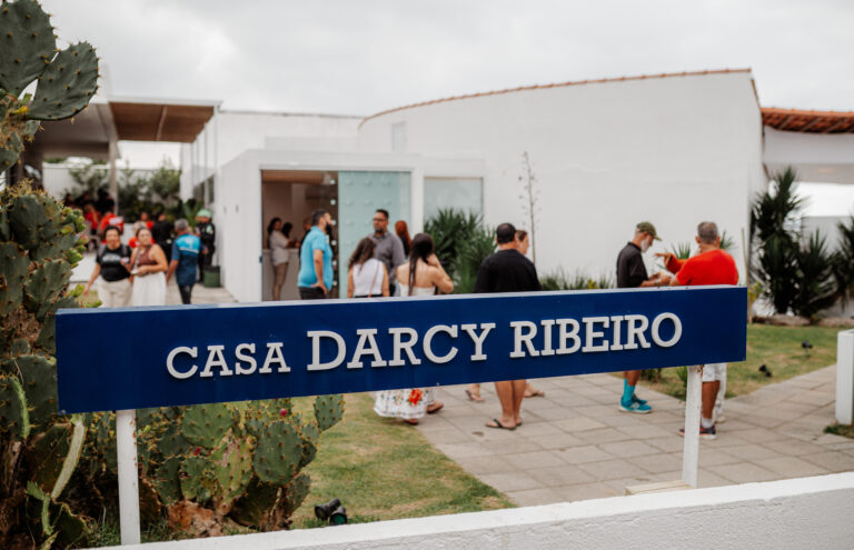 Público em evento cultural com artistas de maracatu e carimbó em Maricá.