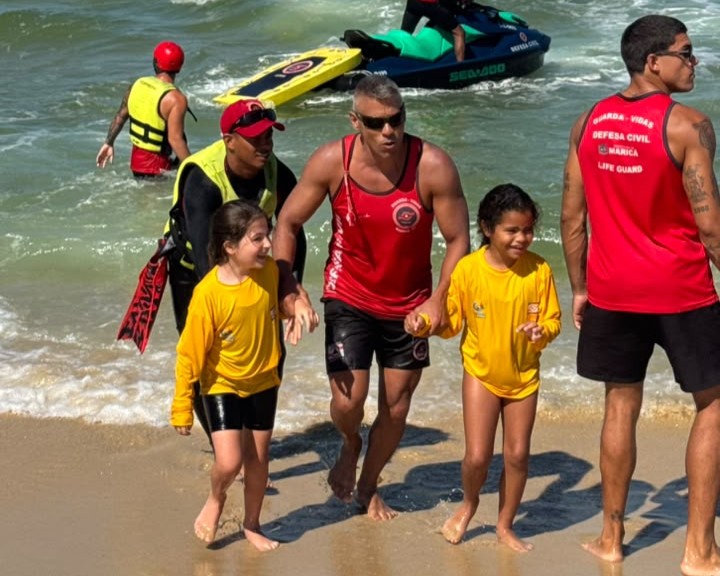 Moradores de Maricá participam de aula de natação e técnicas de salvamento aquático no Projeto EcoMar.
