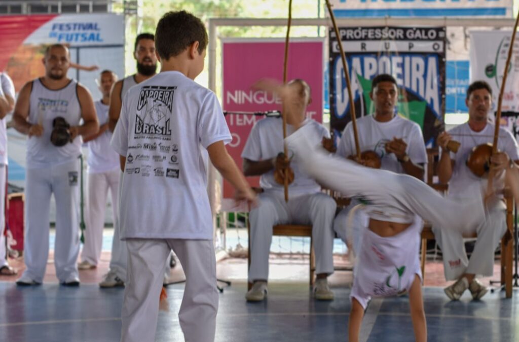 Crianças e adolescentes praticando judô e capoeira em Maricá durante projeto social.