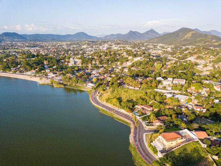 População reunida em evento sobre sustentabilidade e ações climáticas em Maricá.