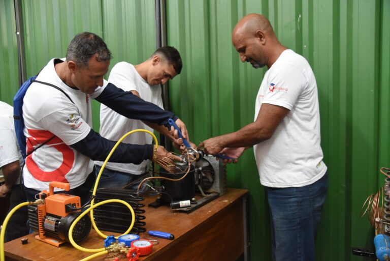 Jovens e adultos em sala de aula participando de um curso de qualificação profissional em Maricá.