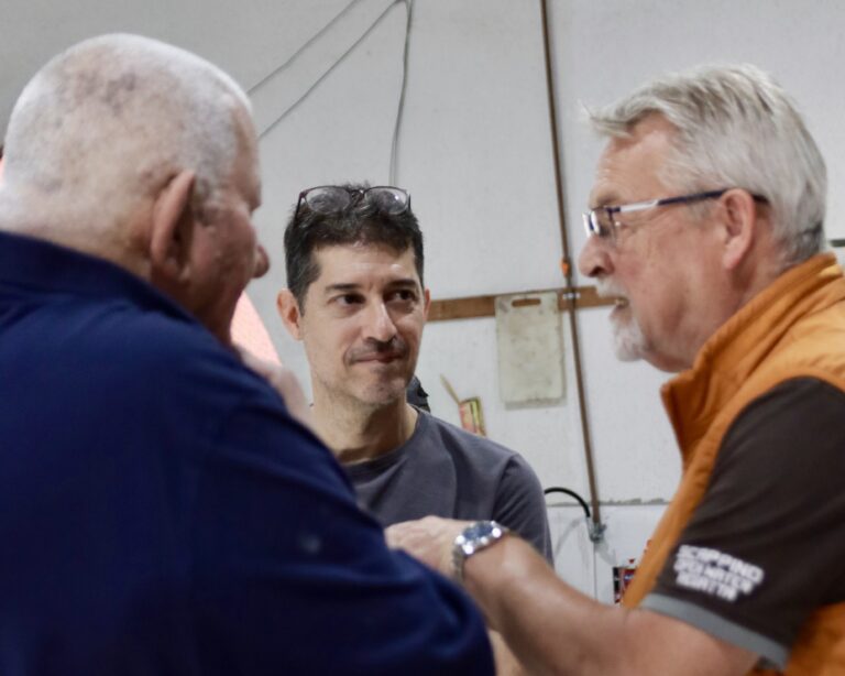 Walter Uptmoor, especialista alemão em vitrais, ao lado de George Shiachticas em Maricá.