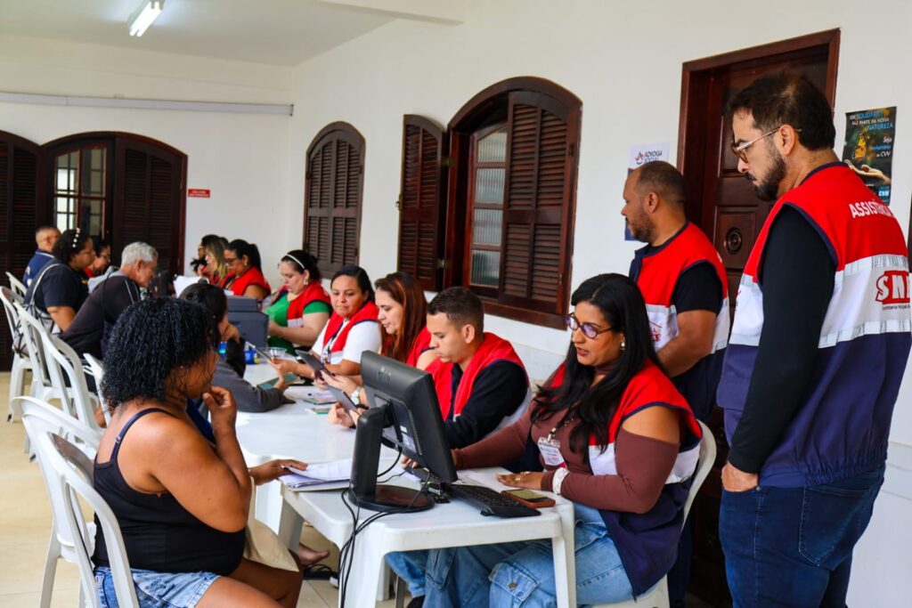 Pessoas sendo atendidas em mutirão do CadÚnico no CRAS Bosque Fundo, Maricá.