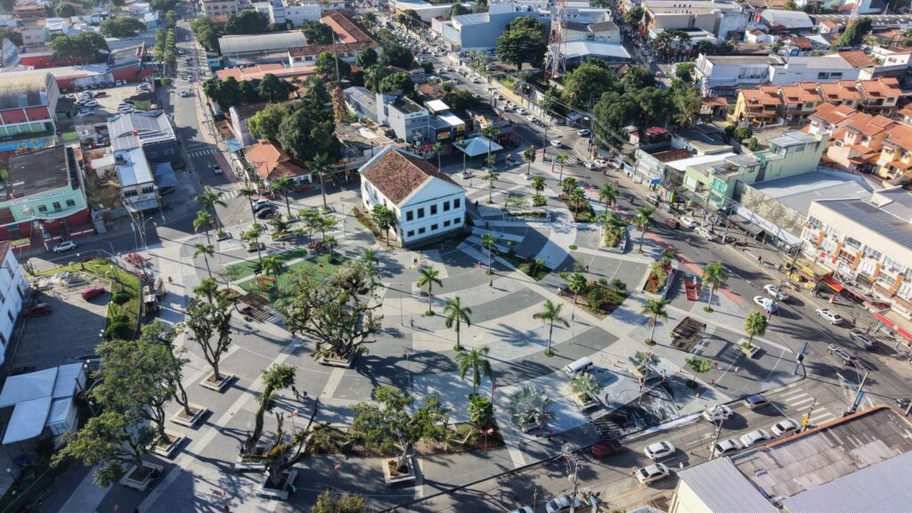 Participantes correm em evento esportivo nas ruas de Maricá, comemorando a padroeira da cidade.