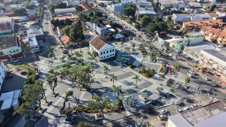 Participantes correm em evento esportivo nas ruas de Maricá, comemorando a padroeira da cidade.