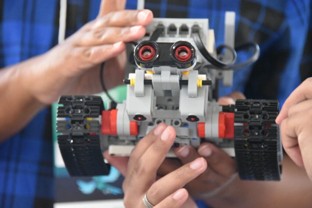 Estudantes de Maricá participam da Olimpíada Brasileira de Robótica, construindo e programando robôs.