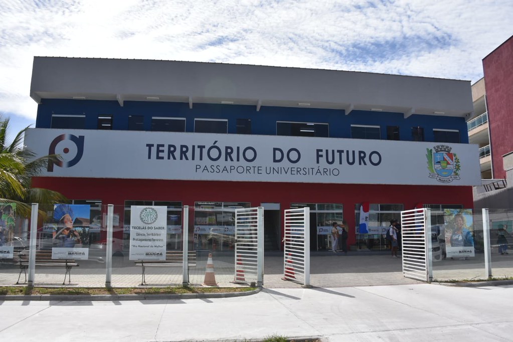 Jovem utiliza notebook em ambiente de estudo, ilustrando o aprendizado de pensamento computacional em Maricá.