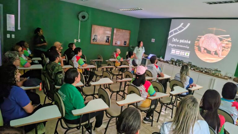 Alunos do programa Viver Bem de Maricá participam de aula de yoga em área verde do Espraiado.