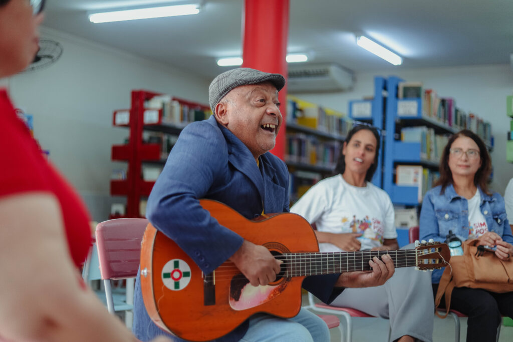 Artista se apresentando em palco de evento cultural em Maricá.