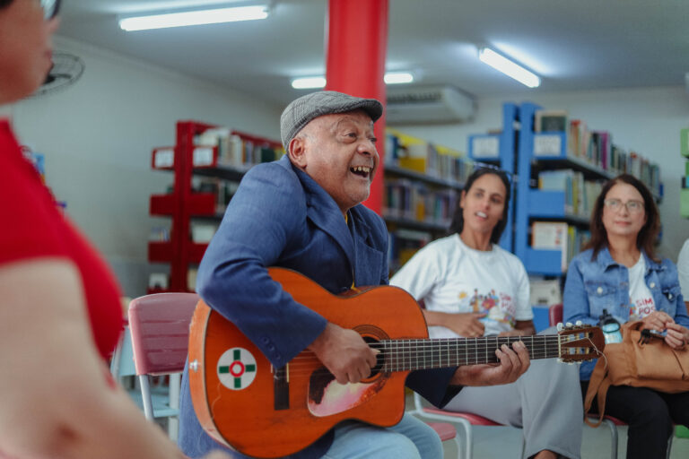 Artista se apresentando em palco de evento cultural em Maricá.