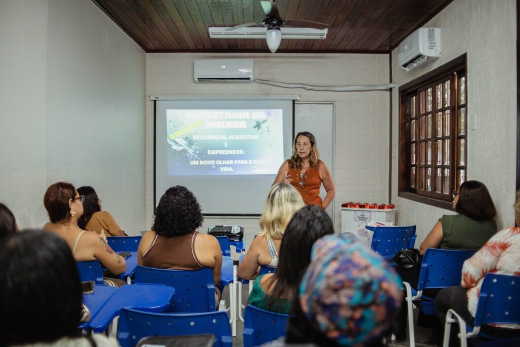 Mulheres participam de evento sobre empreendedorismo e combate à violência em Maricá.