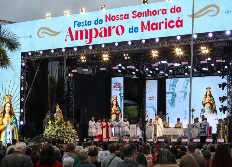 Fiéis participam da Festa da Padroeira Nossa Senhora do Amparo em Maricá, com procissão e missas