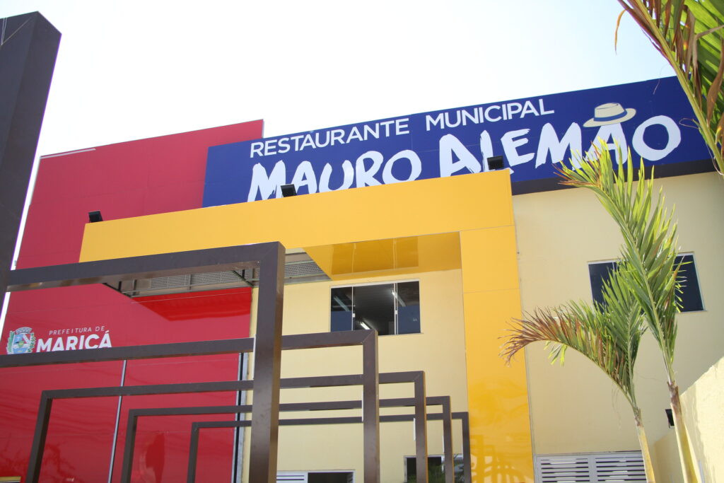 Refeições sendo servidas no Restaurante Municipal Mauro Alemão em Inoã, Maricá.