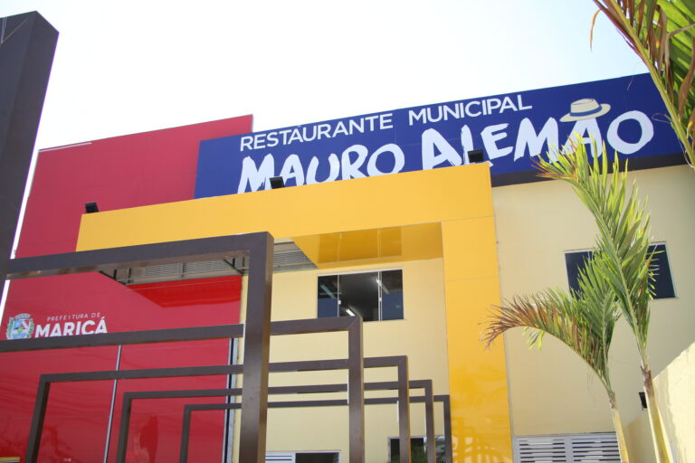 Refeições sendo servidas no Restaurante Municipal Mauro Alemão em Inoã, Maricá.
