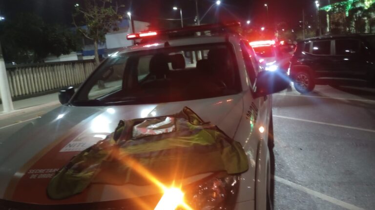 Guardas municipais atuam em fiscalização de trânsito em Niterói, com viaturas e agentes.