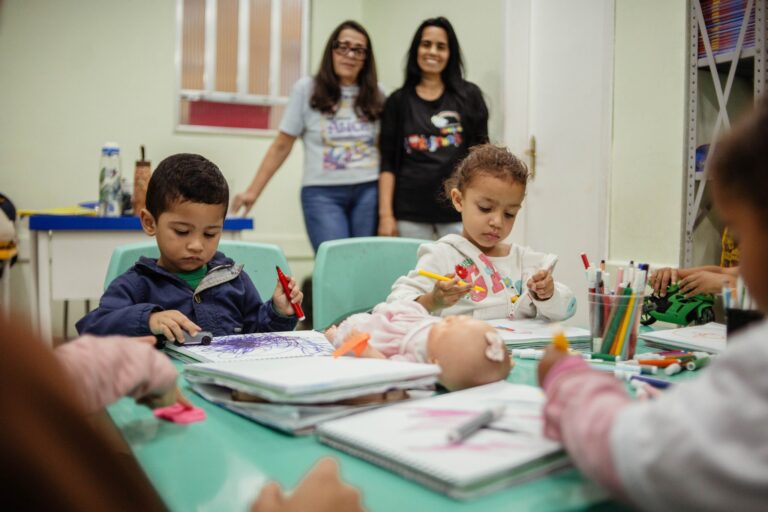 Crianças em atividades recreativas no Programa Corujinhas em Maricá.