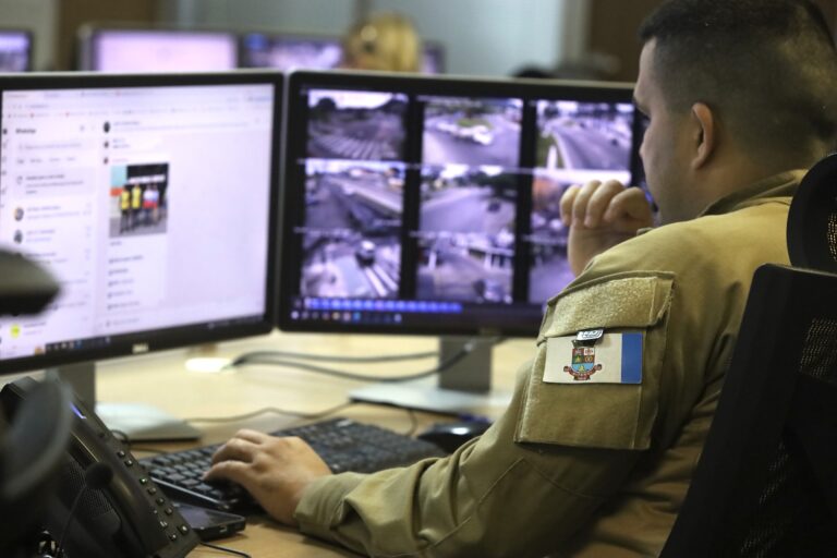 Centro Integrado de Segurança Pública (Cisp) de Niterói, com telas de monitoramento e agentes em operação.
