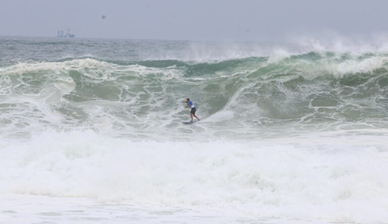 Lucas Chumbo e Pedro Scooby celebram vitória no Itacoatiara Big Wave 2026 em Niterói