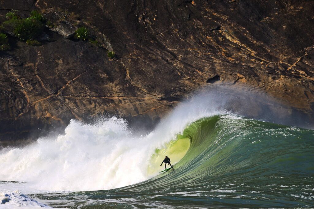 Surfista em onda gigante durante o Itacoatiara Big Wave na Praia de Itacoatiara, Niterói.