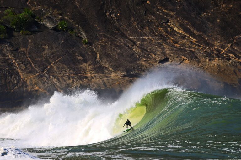 Surfista em onda gigante durante o Itacoatiara Big Wave na Praia de Itacoatiara, Niterói.
