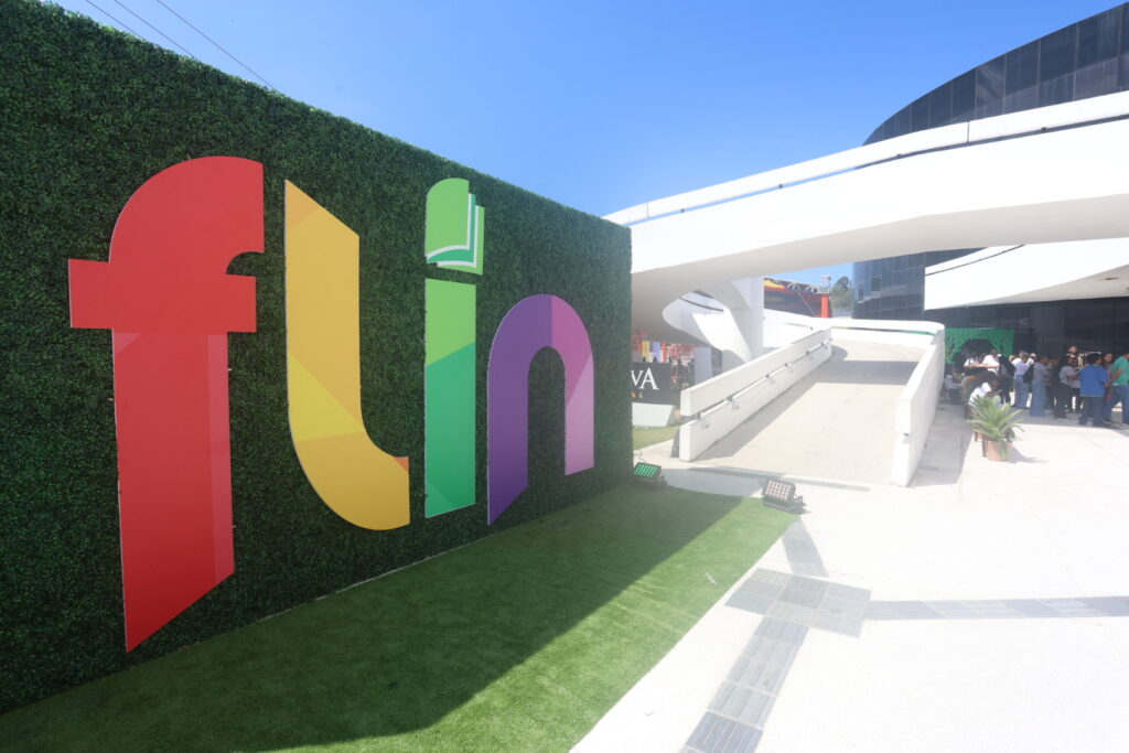 Escritores e artistas em painel de debate durante a Festa Literária Internacional de Niterói (FLIN).