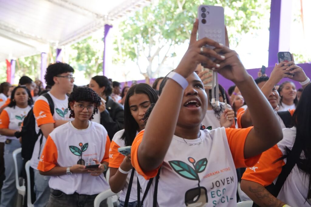 Jovens participam de aula inaugural do programa Niterói Jovem EcoSocial no Reserva Cultural