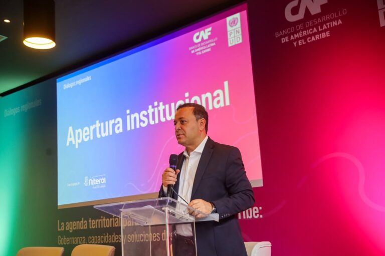 Prefeito de Niterói, Rodrigo Neves, fala em abertura de Diálogo Regional sobre Governança e Desenvolvimento.