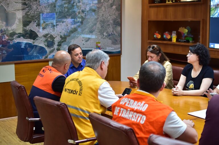 Prefeito Rodrigo Neves em reunião do Gabinete de Crise em Niterói para tratar de ventos fortes e medidas preventivas.