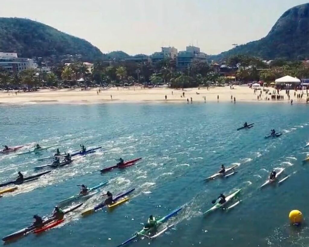 Atletas em canoas havaianas e SUPs competem na Praia de São Francisco em Niterói.