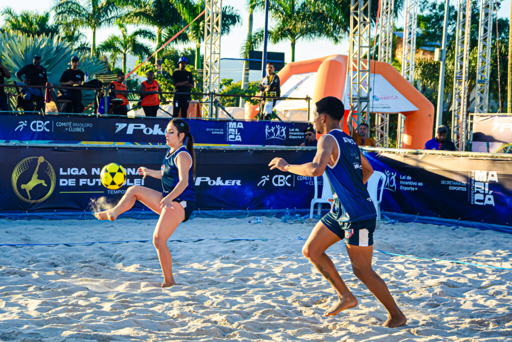 Dupla de futevôlei mista, Isabela e Phelipe, comemoram vitória na Copa Maricá 2026 no Parque Nanci.