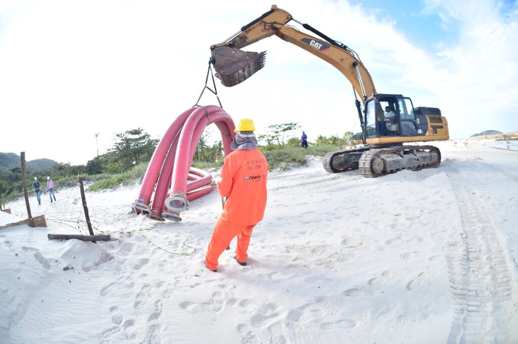 Bomba hidráulica de grande porte sendo instalada em Niterói para obra na Lagoa de Piratininga.