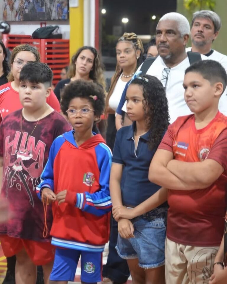 Alunos participam de oficina de percussão na quadra da União de Maricá.
