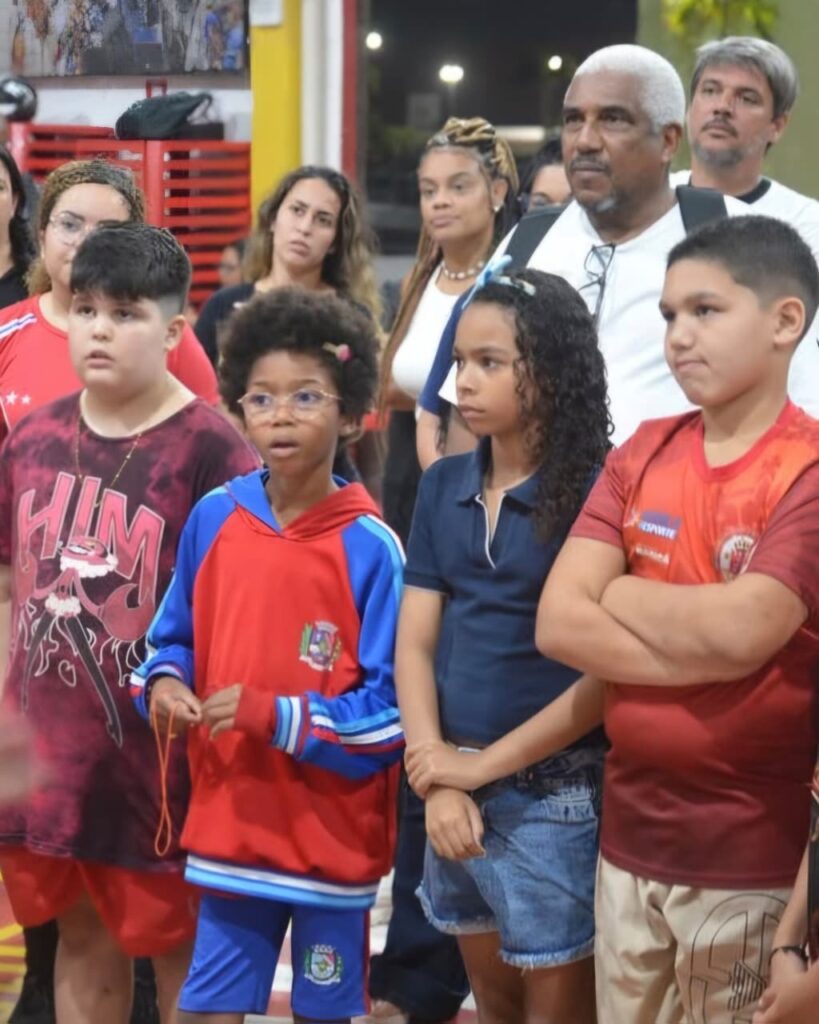 Alunos participam de oficina de percussão na quadra da União de Maricá.