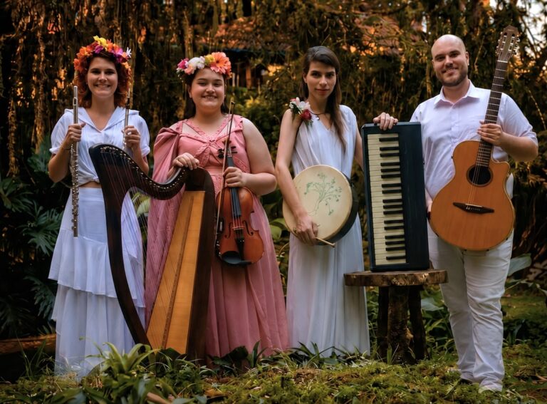 Pessoas em evento cultural com elementos de ancestralidade e diversidade religiosa em Maricá.