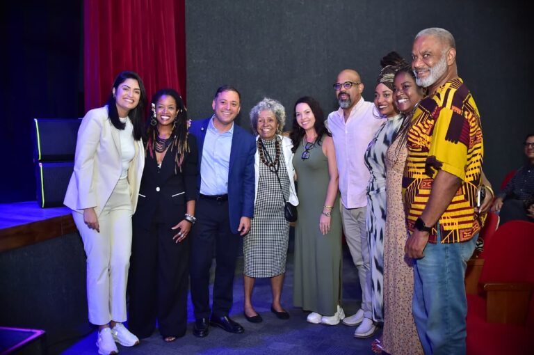 Vista aérea do Reserva Cultural em Niterói, com pessoas circulando e estandes da FLIN 2026 no primeiro dia.