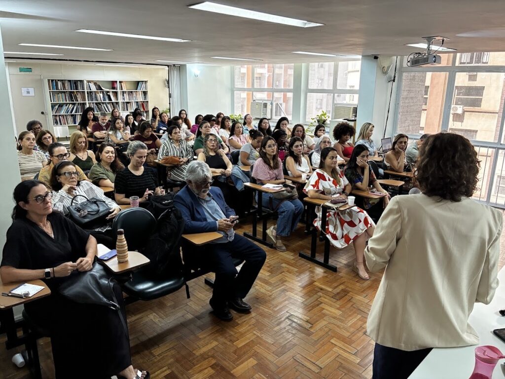 Profissionais de saúde participam de capacitação em Niterói sobre atendimento odontológico a gestantes.