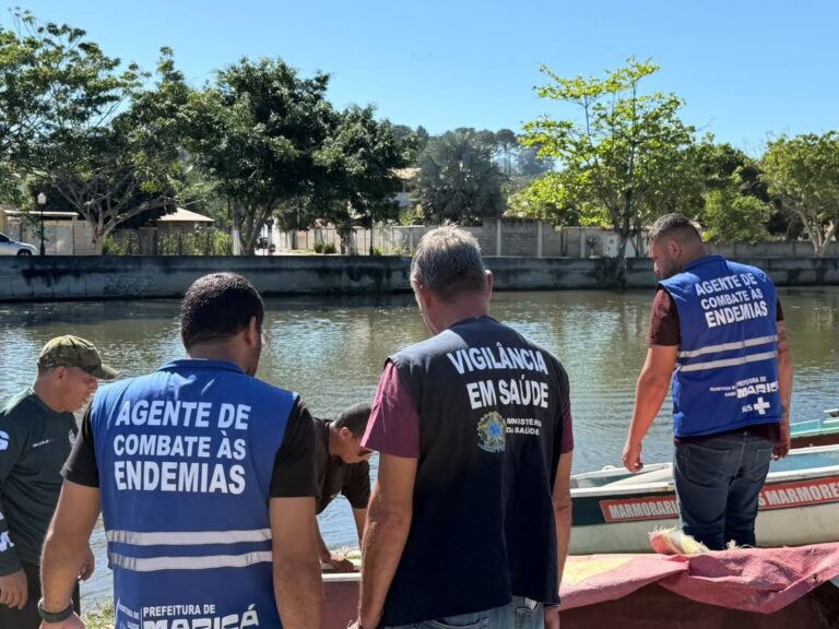 Agentes de saúde de Maricá orientam morador sobre prevenção da dengue em ação no bairro de Bambuí.