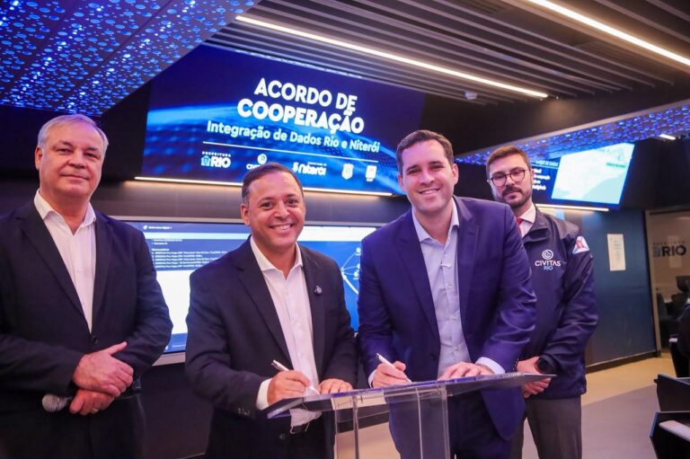 Prefeitos Rodrigo Neves e Eduardo Cavaliere em assinatura de acordo de segurança