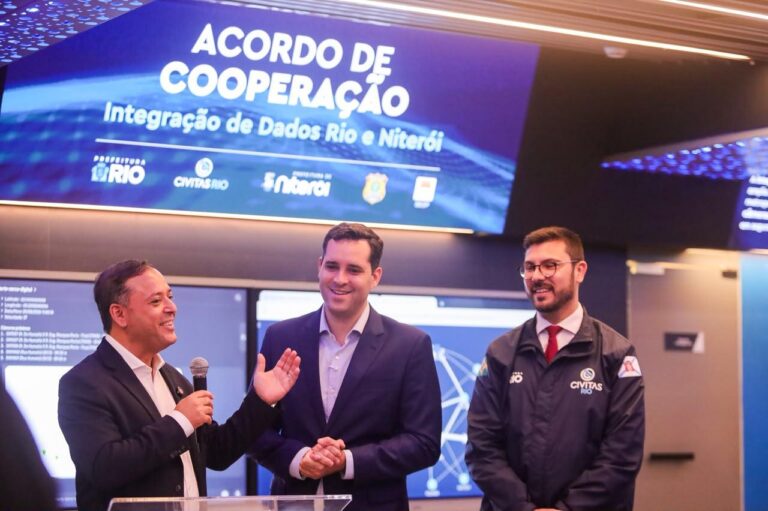 Prefeito de Niterói, Rodrigo Neves, em evento internacional de governança com autoridades.
