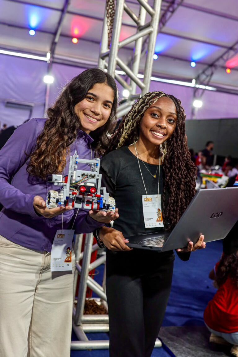Estudantes de Niterói com robô e troféus da Olimpíada Brasileira de Robótica em Maricá.
