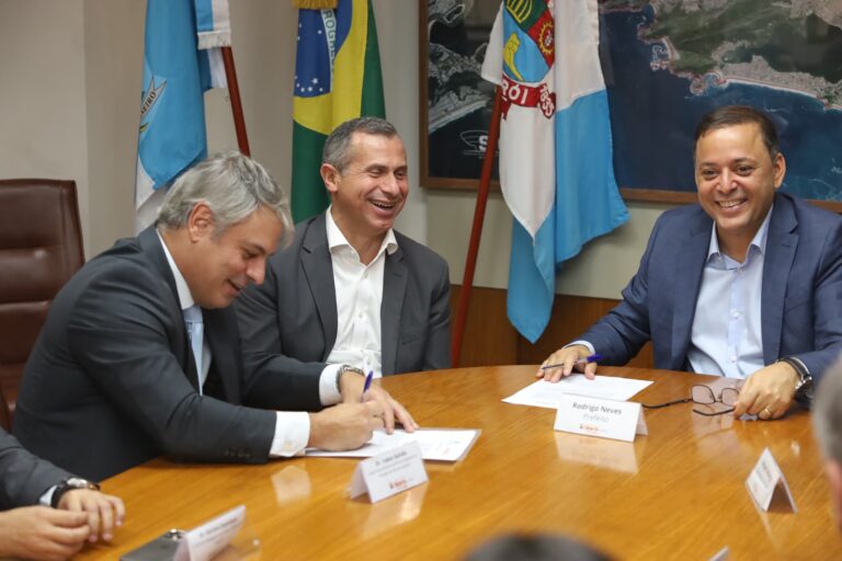Prefeito de Niterói e representantes da Polícia Federal assinam documento de parceria para nova sede.