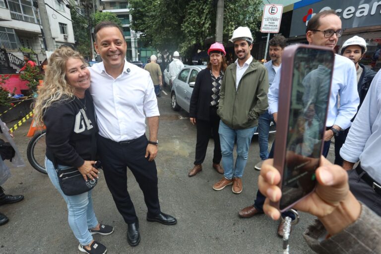 Prefeito Rodrigo Neves vistoria obras de esgoto em Icaraí, Niterói, com operários e máquinas.