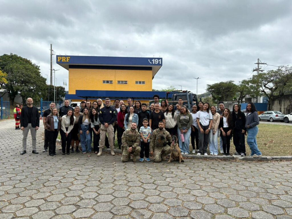 Jovens estudantes participam de atividades com agentes da PRF e cães farejadores na base em Niterói.